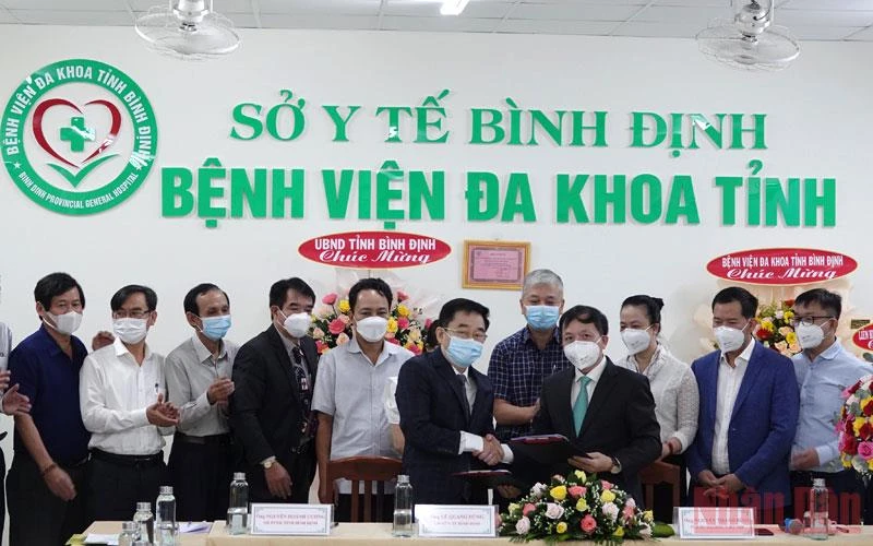 Bệnh viện Đại học Y Hà Nội và Bệnh viện Đa khoa tỉnh Bình Định ký kết biên bản hợp trong khám, chữa bệnh.