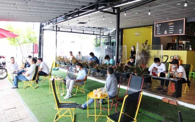 Nhiều quán cà-phê trên đường Trần Quang Diệu, phường Thanh Sơn, thành phố Phan Rang-Tháp Chàm, tỉnh Ninh Thuận đã mở cửa phục vụ khách.