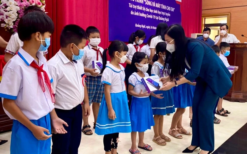 Bí thư Tỉnh ủy, Chủ tịch HĐND tỉnh Quảng Ngãi Bùi Thị Quỳnh Vân trao máy tính bảng cho học sinh có hoàn cảnh khó khăn. 