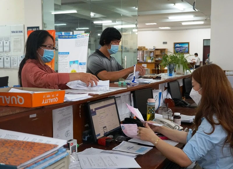 Cơ quan Bảo hiểm xã hội Thành phố Hồ Chí Minh nhận hồ sơ của người lao động giải quyết hỗ trợ từ Quỹ Bảo hiểm thất nghiệp.