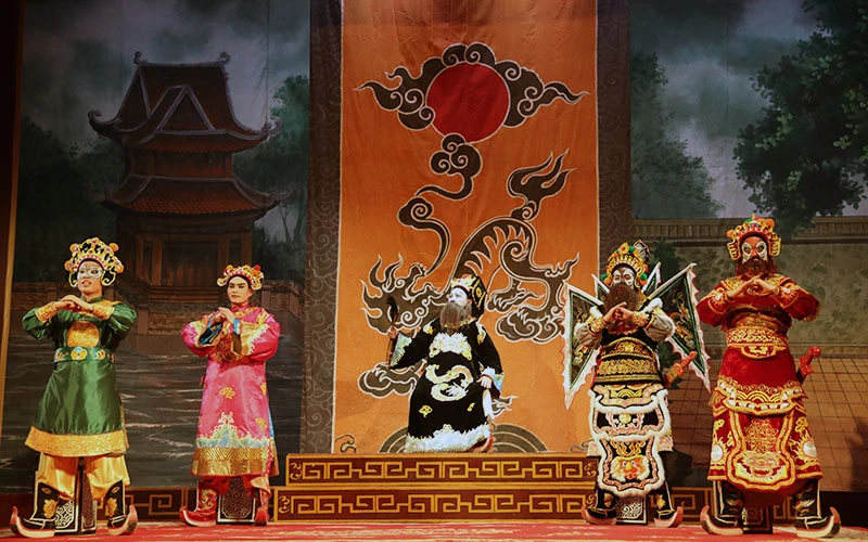Một cảnh trong vở diễn Võ Tam Tư (Nhà hát Tuồng Việt Nam) phát sóng trên truyền hình cổ vũ nhân dân vượt qua đại dịch Covid-19. 