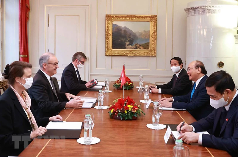 Chủ tịch nước Nguyễn Xuân Phúc hội đàm với Tổng thống Thụy Sĩ Guy Parmelin. (Ảnh: TTXVN)