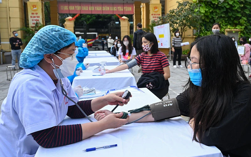 Ghi nhận tại điểm tiêm Trường Trung học cơ sở Trưng Vương, hàng trăm học sinh lớp 9 đã có mặt để tiến hành khám sàng lọc, hoàn tất các thủ tục để tiến hành tiêm vaccine.