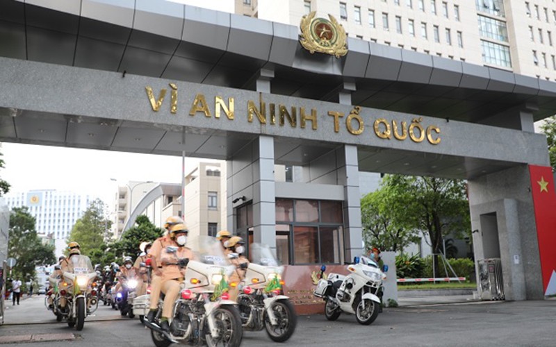 Các lực lượng Công an thành phố Hồ Chí Minh diễu hành, ra quân tấn công, trấn áp tội phạm.