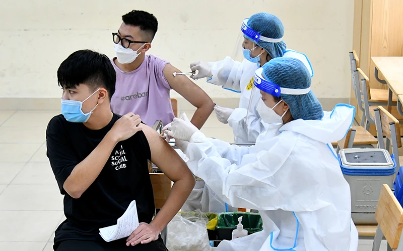 Tiêm vắc-xin cho học sinh tại quận Hai Bà Trưng (Hà Nội). Ảnh: MỸ HÀ