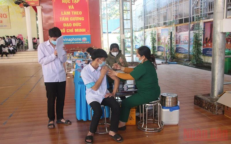 Tiêm vaccine phòng Covid-19 cho học sinh Trường THPT Tân Trào, thành phố Tuyên Quang.