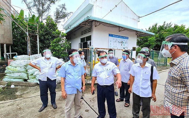 Lãnh đạo tỉnh Cà Mau kiểm tra hình hình ùn ứ rác y tế tại khu tập kết rác của Bệnh viện đa khoa Cà Mau.