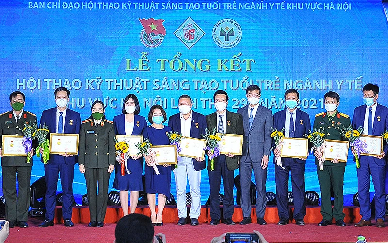Đồng chí Bùi Quang Huy (thứ 4 từ phải sang trong ảnh) trao Kỷ niệm chương “Vì thế hệ trẻ” tặng lãnh đạo các bệnh viện.