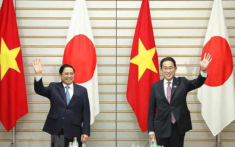 Thủ tướng Phạm Minh Chính và Thủ tướng Nhật Bản Kishida Fumio chụp ảnh chung. (Ảnh: Dương Giang/TTXVN) 