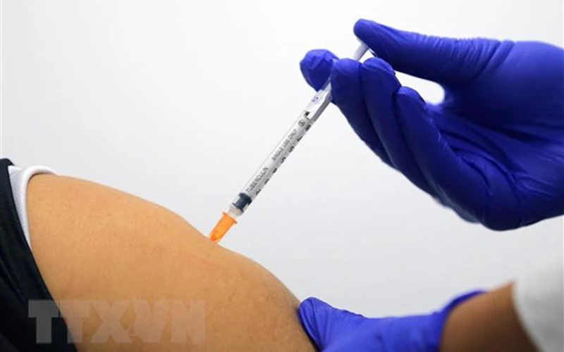 Tiêm vaccine ngừa Covid-19 cho người dân. (Ảnh: AFP/TTXVN)