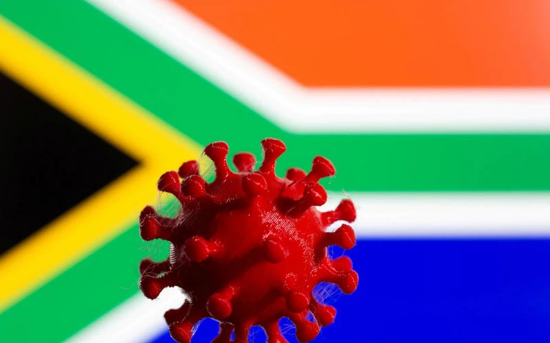 Mô hình 3D của virus SARS-CoV-2 trên nền cờ Nam Phi. (Ảnh: Reuters)