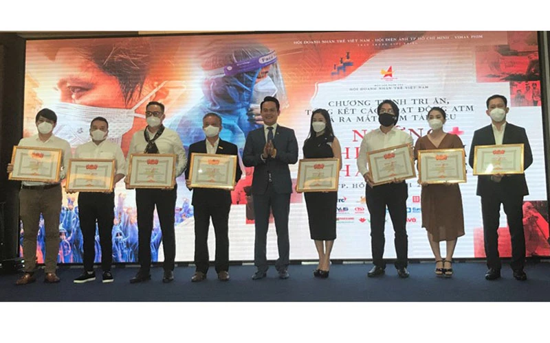 Lãnh đạo Hội Doanh nhân trẻ Việt Nam trao bằng khen tặng các tập thể và cá nhân có nhiều đóng góp cho Chương trình ATM.
