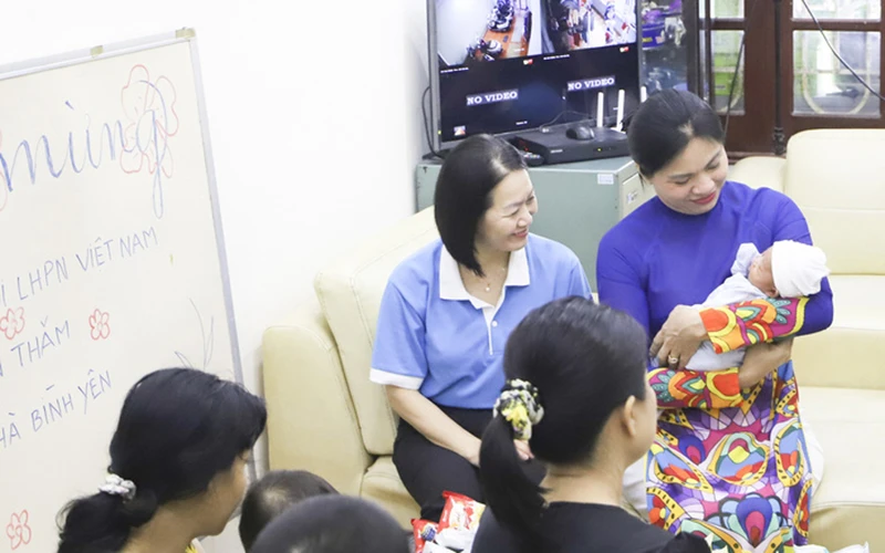 Lãnh đạo Hội Liên hiệp Phụ nữ Việt Nam tặng quà trung thu cho các cháu tại "Ngôi nhà bình yên".