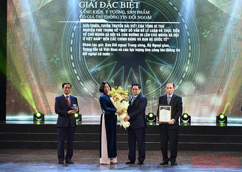 Thủ tướng Phạm Minh Chính đã trao giải Đặc biệt tặng Ý tưởng giới thiệu, tuyên truyền bài viết của Tổng Bí thư Nguyễn Phú Trọng. (Ảnh: TRẦN HẢI)