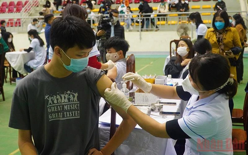 Tiêm vaccine cho học sinh Trường THPT Chuyên Võ Nguyên Giáp (Quảng Bình).