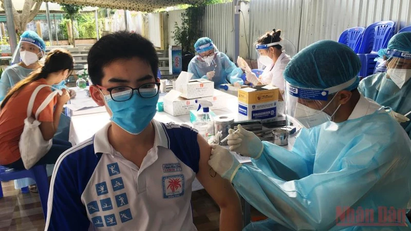 Học sinh Trường trung học phổ thông Nguyễn Đình Chiểu, thành phố Bến Tre, tỉnh Bến Tre được tiêm vaccine phòng Covid-19. (Ảnh: HOÀNG TRUNG)