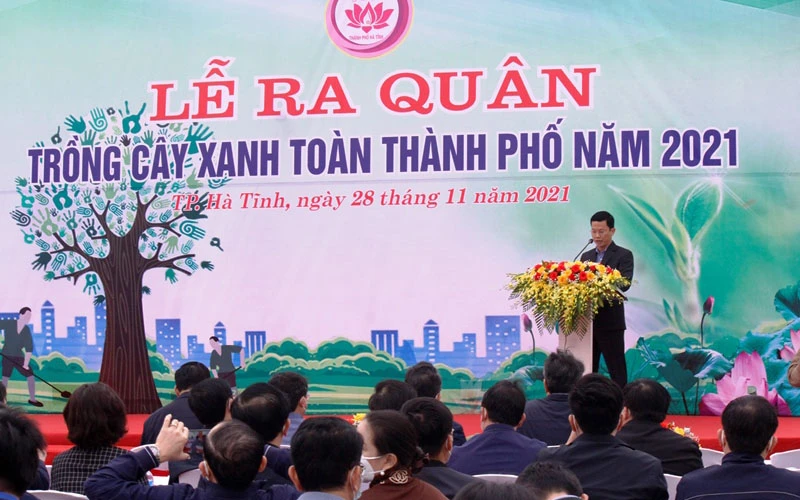 Chủ tịch UBND thành phố Hà Tĩnh Nguyễn Trọng Hiếu kêu gọi người dân tham gia trồng, bảo vệ cây xanh trên toàn thành phố. 