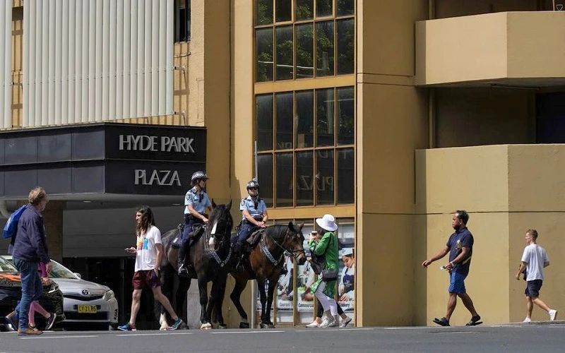 Cảnh sát tuần tra tại trung tâm thành phố Sydney, bang New South Wales, Australia ngày 9/11. New South Wales đã vượt mốc 90% dân số hoàn thành tiêm ngừa Covid-19. (Ảnh: Reuters)