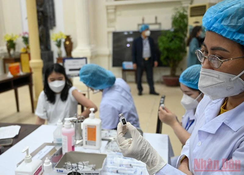Hà Nội triển khai tiêm vaccine cho trẻ em từ 14 tuổi từ ngày 27/11. Ảnh: DUY LINH