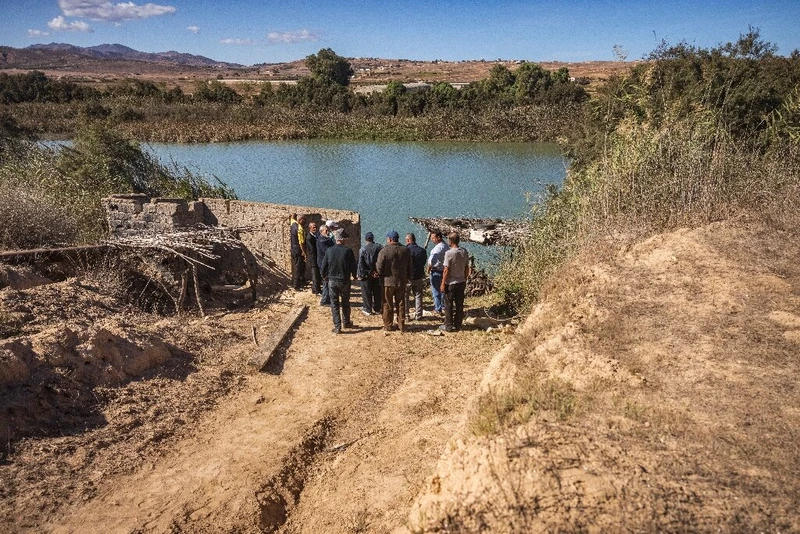 Những người nông dân đứng bên bờ sông Moulouya ở đông bắc Maroc. Ảnh: Phys.
