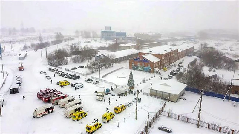 Lực lượng cứu hộ được triển khai tại khu vực hầm mỏ ở Siberia thuộc Nga sau vụ tai nạn ngày 25/11. (Ảnh: AFP/TTXVN)