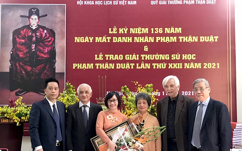 TS Nguyễn Kim Dung được trao giải nhất Giải thưởng sử học Phạm Thận Duật lần thứ 22, năm 2021.