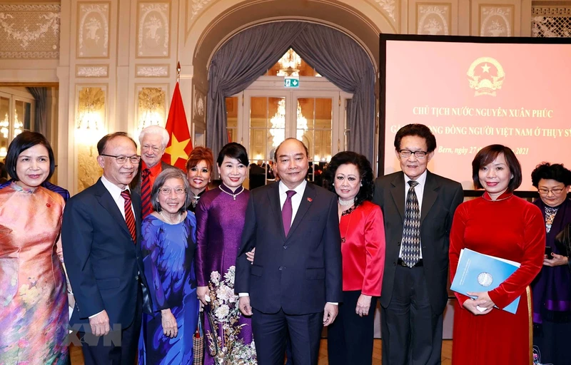 Chủ tịch nước Nguyễn Xuân Phúc và cộng đồng người Việt Nam ở Thuỵ Sĩ. Ảnh TTXVN 