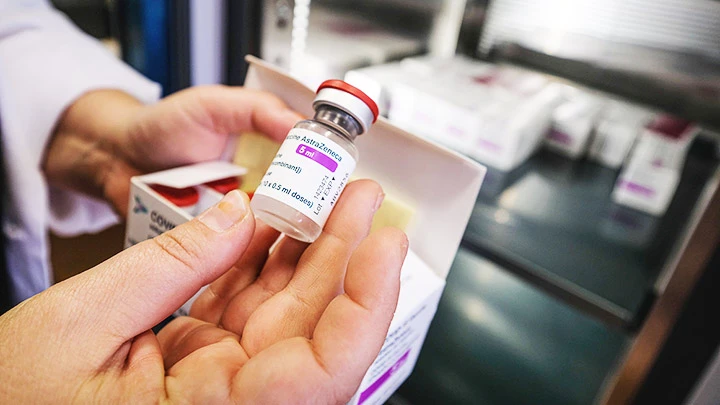 Các hãng dược tiếp tục thử nghiệm vaccine chống biến thể mới. Ảnh: CNBC