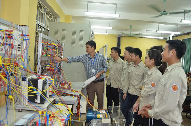 Đào tạo nghề điện công nghiệp ở trường Cao đẳng nghề Kỹ thuật-Công nghệ Tuyên Quang.