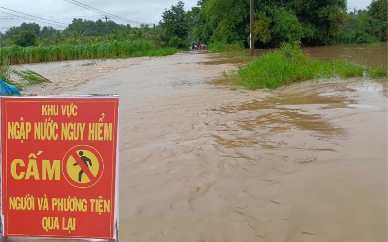 Nước ngập sâu tại cầu Suối Tre trên tuyến đường từ thị trấn La Hai đi Đồng Hội xã Xuân Quang 1, huyện Đồng Xuân, Phú Yên.