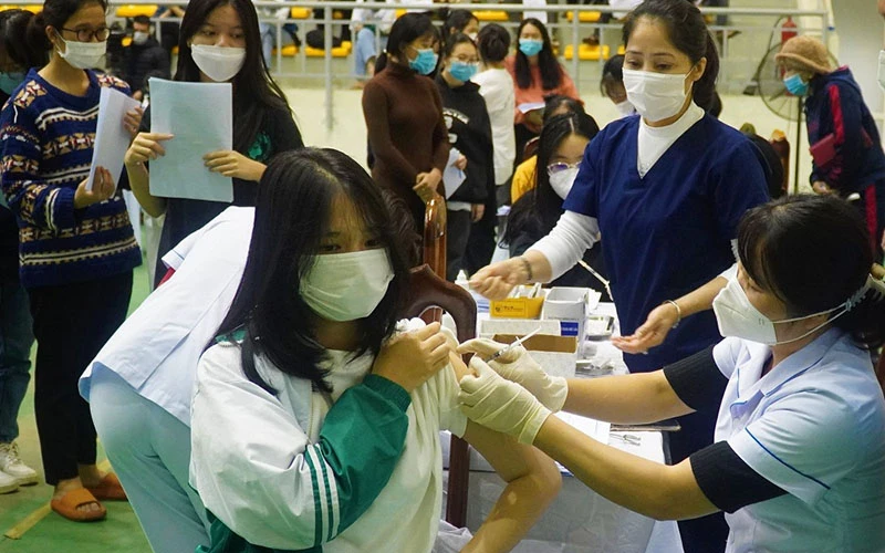 Tỉnh Quảng Bình đẩy nhanh tiến độ tiêm vaccine cho học sinh trung học phổ thông.