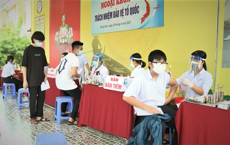 Các em trong độ tuổi 12-15 trên địa bàn tỉnh Bình Phước được tiêm vaccine phòng Covid-19.
