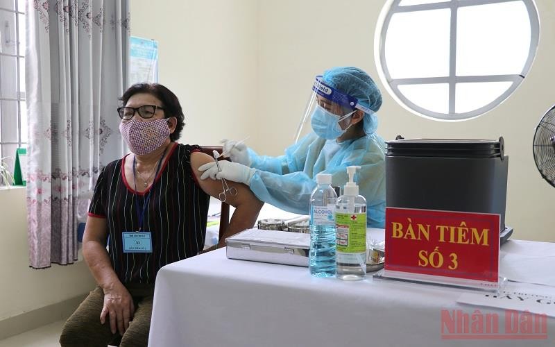 Đến hết ngày 28/11, Phú Yên đã có 86,9% dân số từ 18 tuổi trở lên tiêm vaccine phòng Covid-19, trong đó người tiêm đủ 2 mũi chiếm tỷ lệ 56,91%.