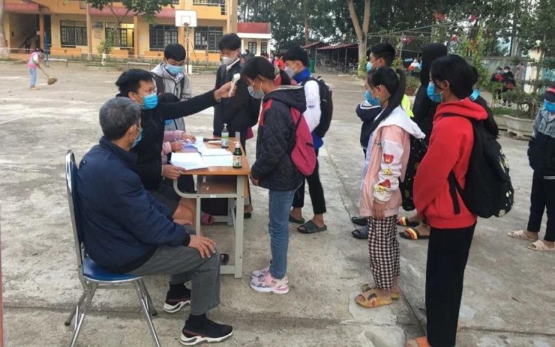 Toàn bộ học sinh Trường Phổ thông dân tộc bán trú tiểu học cơ sở xã Núa Ngam, huyện Điện Biên được kiểm tra thân nhiệt trước khi vào trường.