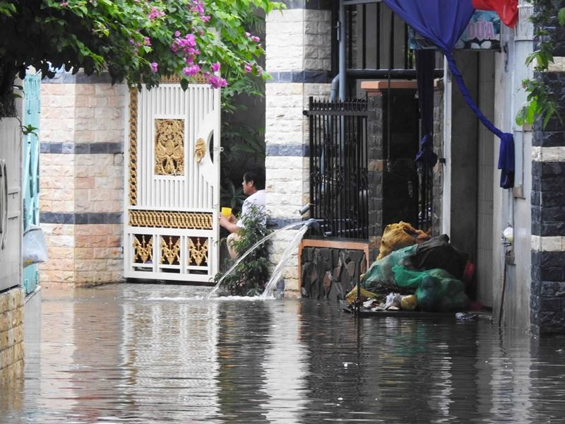Một số nhà dân ở khu vực phía tây chợ Động, thành phố Phan Rang-Tháp Chàm (tỉnh Ninh Thuận) dùng máy bơm nước ngập trong nhà ra ngoài để bảo vệ tài sản.