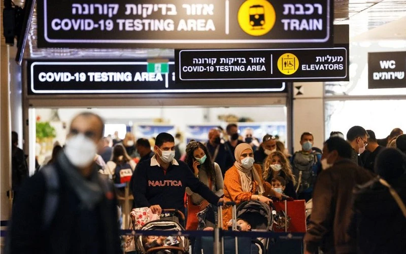 Hành khách rời khu vực xét nghiệm Covid-19 tại sân bay quốc tế Ben Gurion, Tel Aviv, Israel, ngày 28/11/2021. (Ảnh: Reuters)