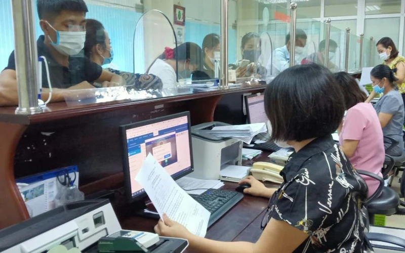 Bảo hiểm xã hội tỉnh Thái Bình tiếp nhận hồ sơ đề nghị hỗ trợ cho người lao động đang bảo lưu thời gian tham gia bảo hiểm thất nghiệp. Ảnh: MAI TÚ
