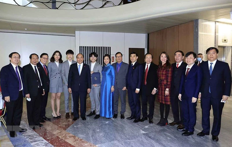 Chủ tịch nước Nguyễn Xuân Phúc với các đại biểu tại trụ sở Tổ chức Sở hữu trí tuệ thế giới (WIPO). (Ảnh: TTXVN)
