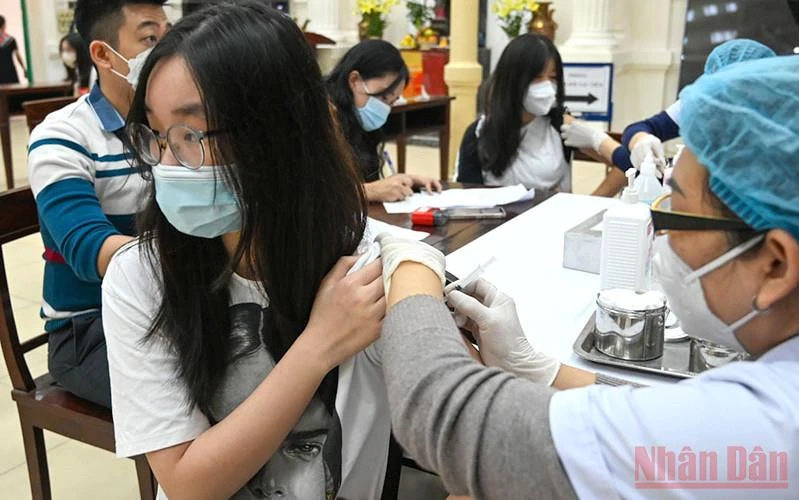 Tiêm vaccine phòng Covid-19 cho học sinh tại quận Hoàn Kiếm, Hà Nội. (Ảnh: DUY LINH)