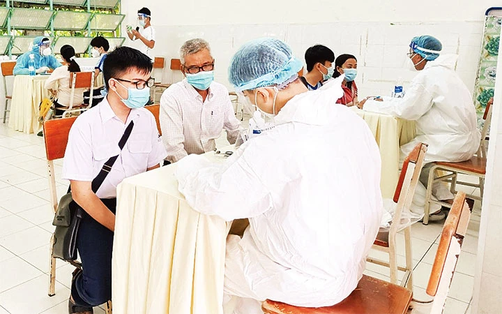 Tiêm vắc-xin phòng Covid-19 cho học sinh tại thành phố Hồ Chí Minh. Ảnh: VÕ MẠNH HẢO