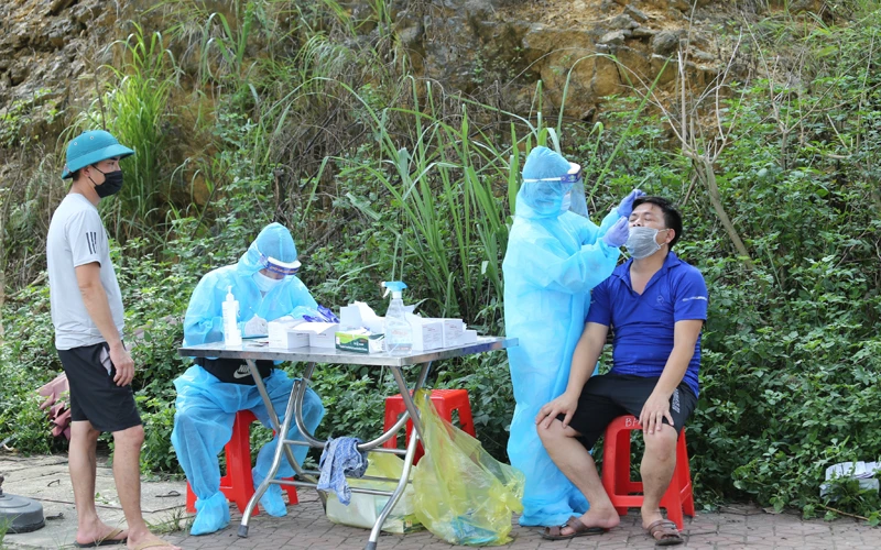 Nhân viên y tế huyện Văn Lãng kiểm tra, lấy mẫu xét nghiệm tại chốt kiểm dịch xã Hội Hoan, Văn Lãng (Lạng Sơn).