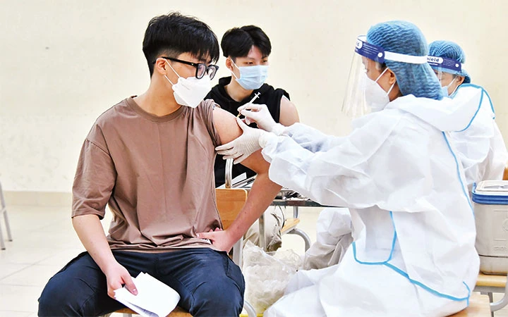 Tiêm vắc-xin phòng Covid-19 cho học sinh quận Hai Bà Trưng (TP Hà Nội). Ảnh: MỸ HÀ