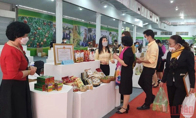 Khách tham quan gian hàng trưng bày các sản phẩm OCOP Hà Nội tại Cung Văn hóa hữu nghị Việt Xô.