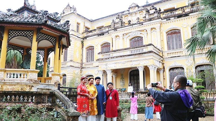 Nhóm khách mời tham dự tua trải nghiệm khám phá tại cung An Định.