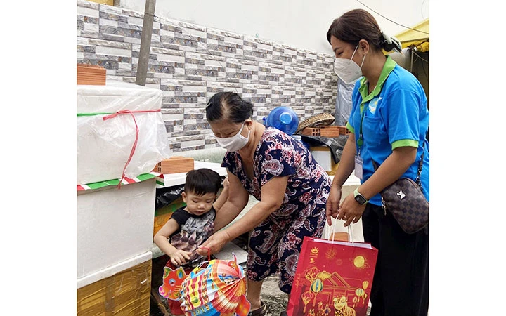 Đồng chí Nguyễn Thị Ngọc Linh trao quà cho trẻ mồ côi vì đại dịch.