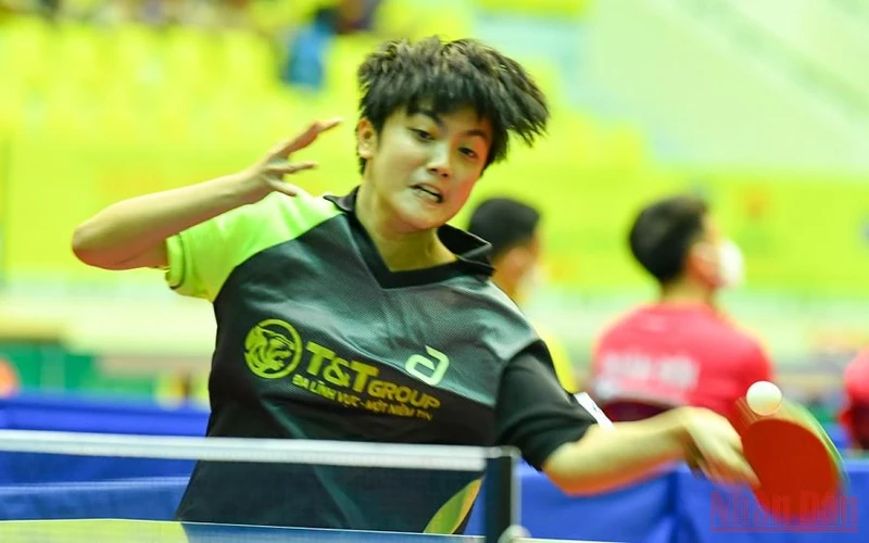 Vận động viên Trần Mai Ngọc (câu lạc bộ Hà Nội T&T 1) xuất sắc giành 2 chiến thắng trong trận đấu tại nội dung đồng đội nữ trước đội Công an 2.