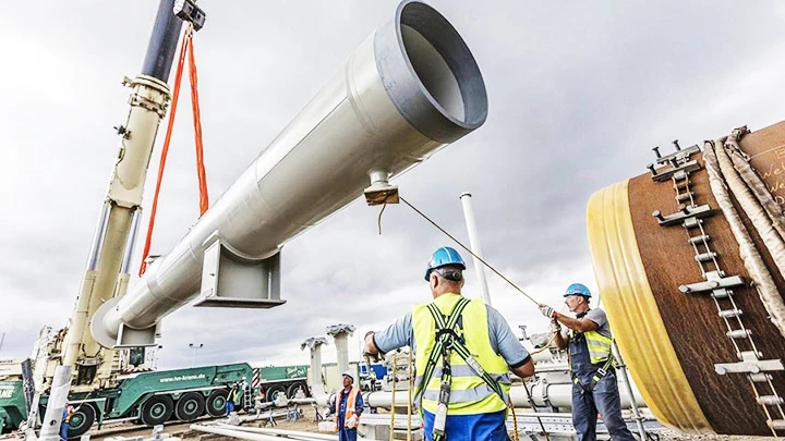 Các công nhân đang lắp đặt một đoạn ống của Nord Stream 2. Ảnh: GETTY IMAGES