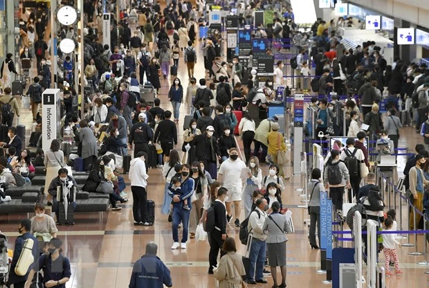 Hành khách tại sân bay Haneda ở thủ đô Tokyo, Nhật Bản. (Ảnh: AFP/TTXVN)