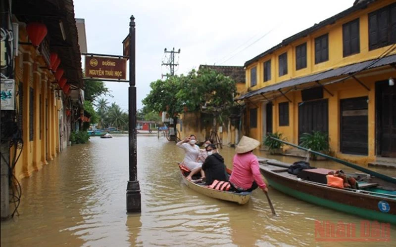 Nhiều tuyến đường ở thành phố Hội An bị ngập nước.