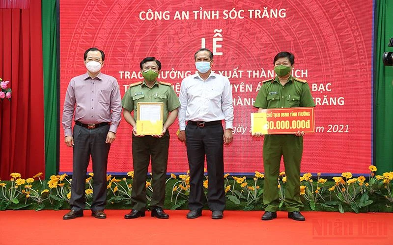 Đồng chí Nguyễn Văn Sắc, Trưởng Ban Nội chính Tỉnh ủy và đồng chí Vương Quốc Nam, Phó Chủ tịch UBND tỉnh Sóc Trăng trao thưởng cho Ban Chuyên án.